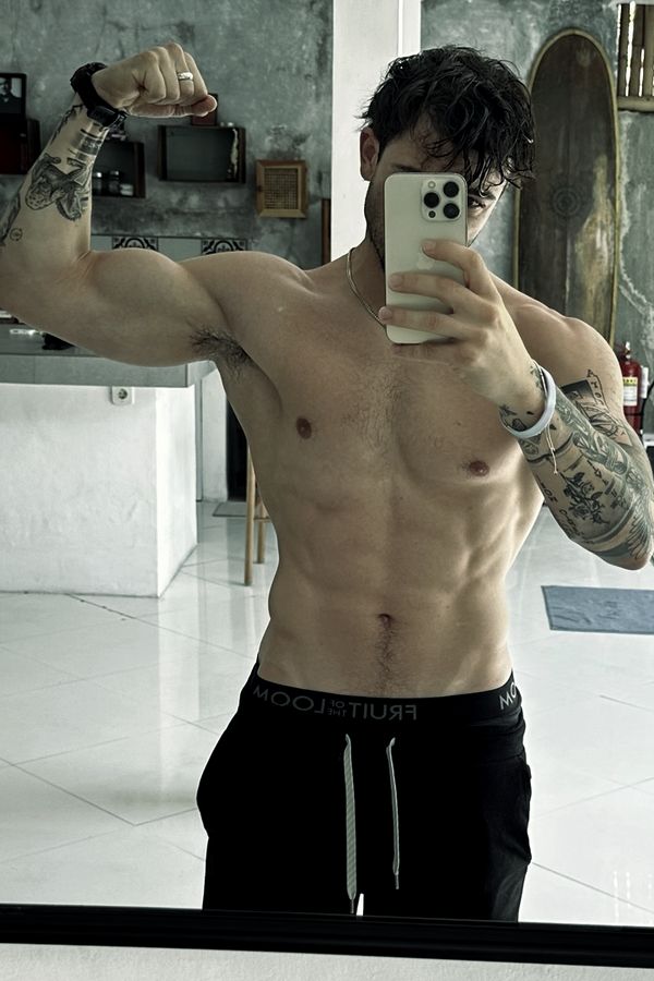 Mirror photo showing physique